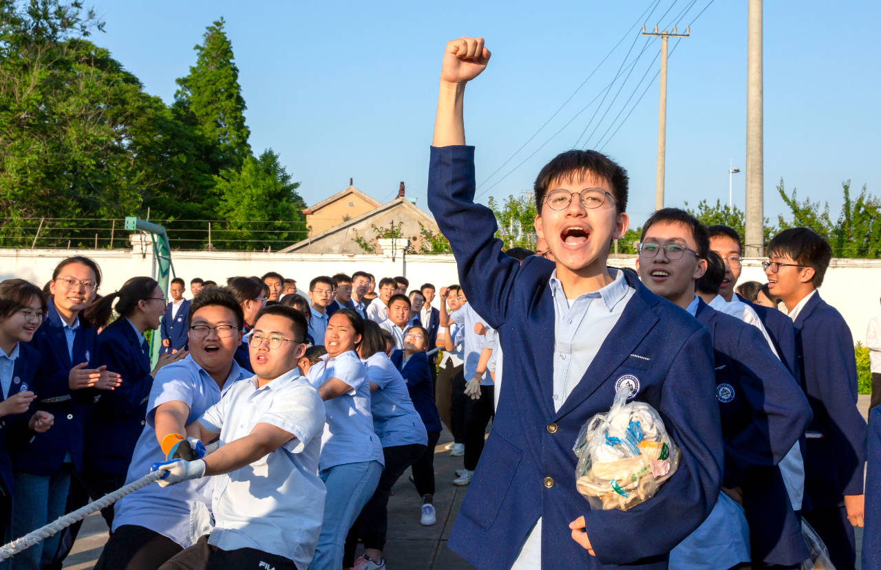 5月8日,江蘇省海安市曲塘高級中學的學生在進行拔河比賽.