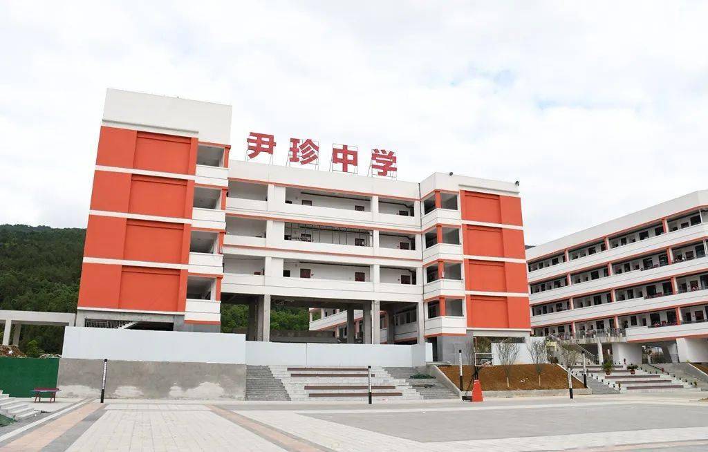 县委常委,县委办主任万小文及相关单位负责人参加调研.