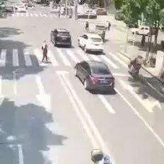 这年头，低头走路行不通了_低头