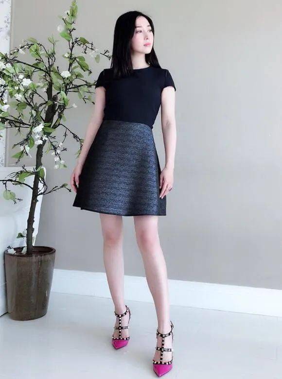 樊少皇小10岁娇妻真长脸,穿旗袍曲线惊艳,一点儿不像俩娃妈_贾晓晨