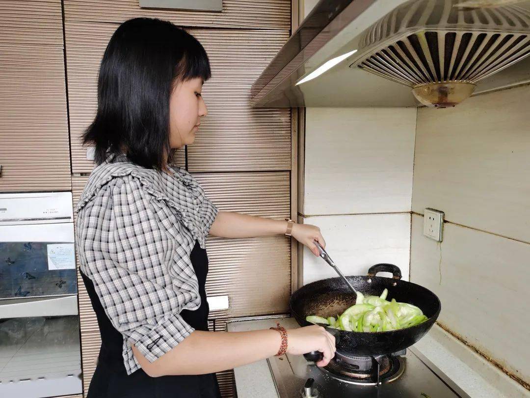 女学生做饭照片背影图片