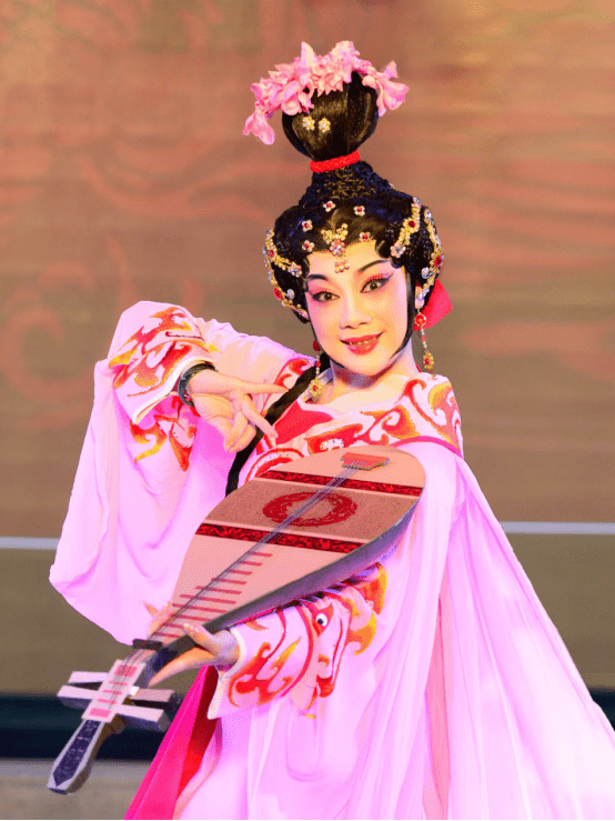 高甲戏被誉为中国戏曲的南海明珠,而其能历百年而灼灼光辉,正因为有