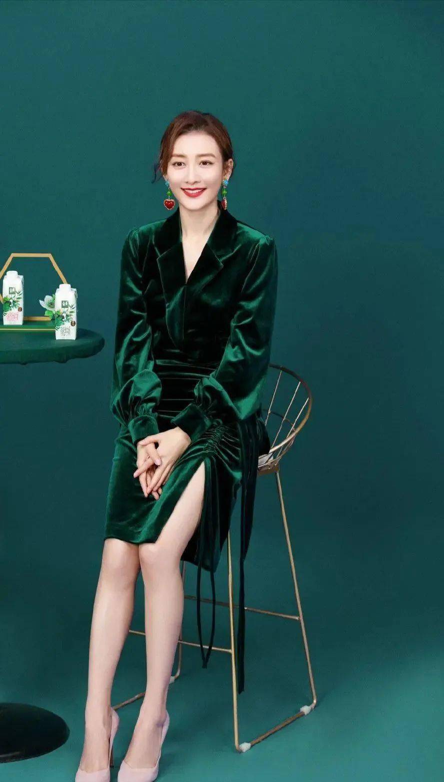 王鸥不属于丰腴类型的美女,170cm身高,94斤体重还是很纤细,很难撑起v