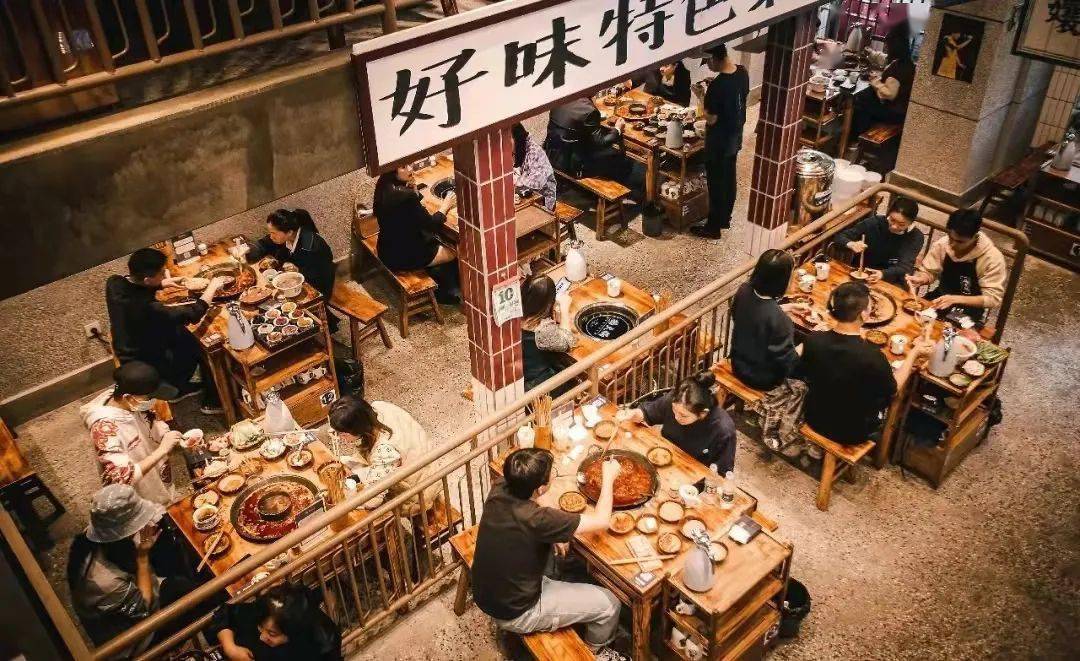 不同于其他传统火锅,楠火锅的装修颇具特色,自成一派.