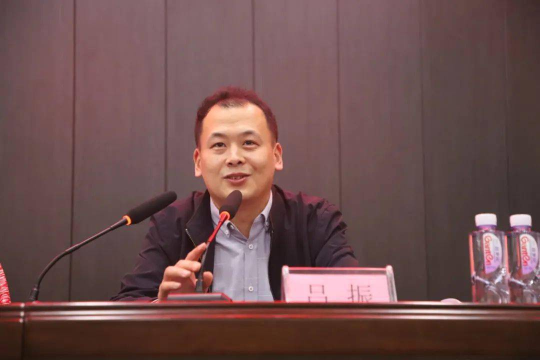 北京冬残奥会冠军梁景怡来到高阳中学作报告演讲_高山滑雪_体育_比赛