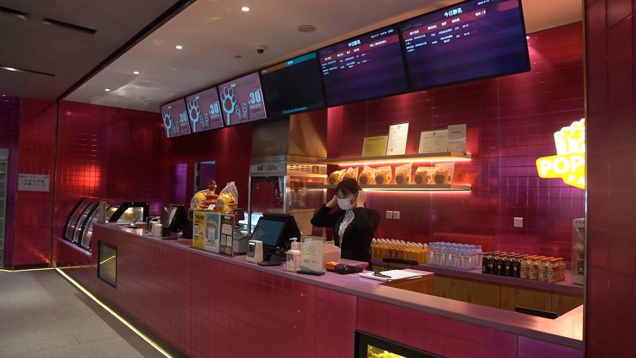 12日晚6点左右,在济南市恒隆广场百丽宫电影院门口,刘先生告诉大众网