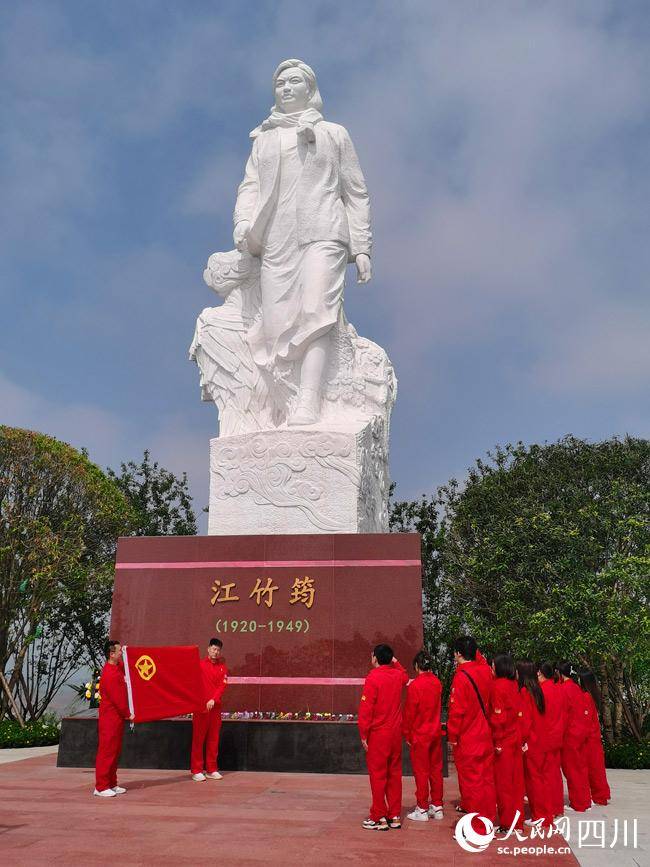 红岩江姐雕像图片
