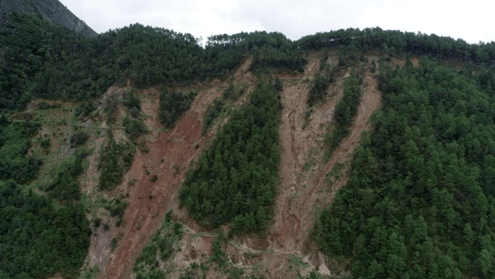3冲毁的通村道路堡坎照片沟道上方塌滑照片沟口堆积扇照片梅子坪镇地