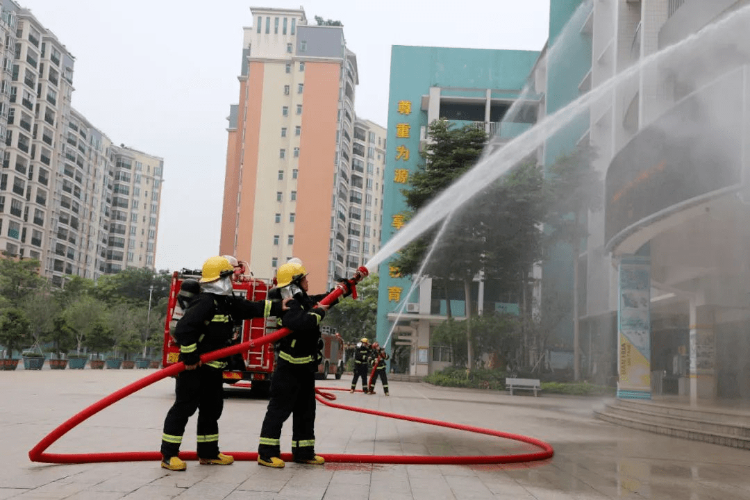 兩臺消防車隨即趕到,兩支噴水槍同時射向六樓,迅速撲滅煙火.