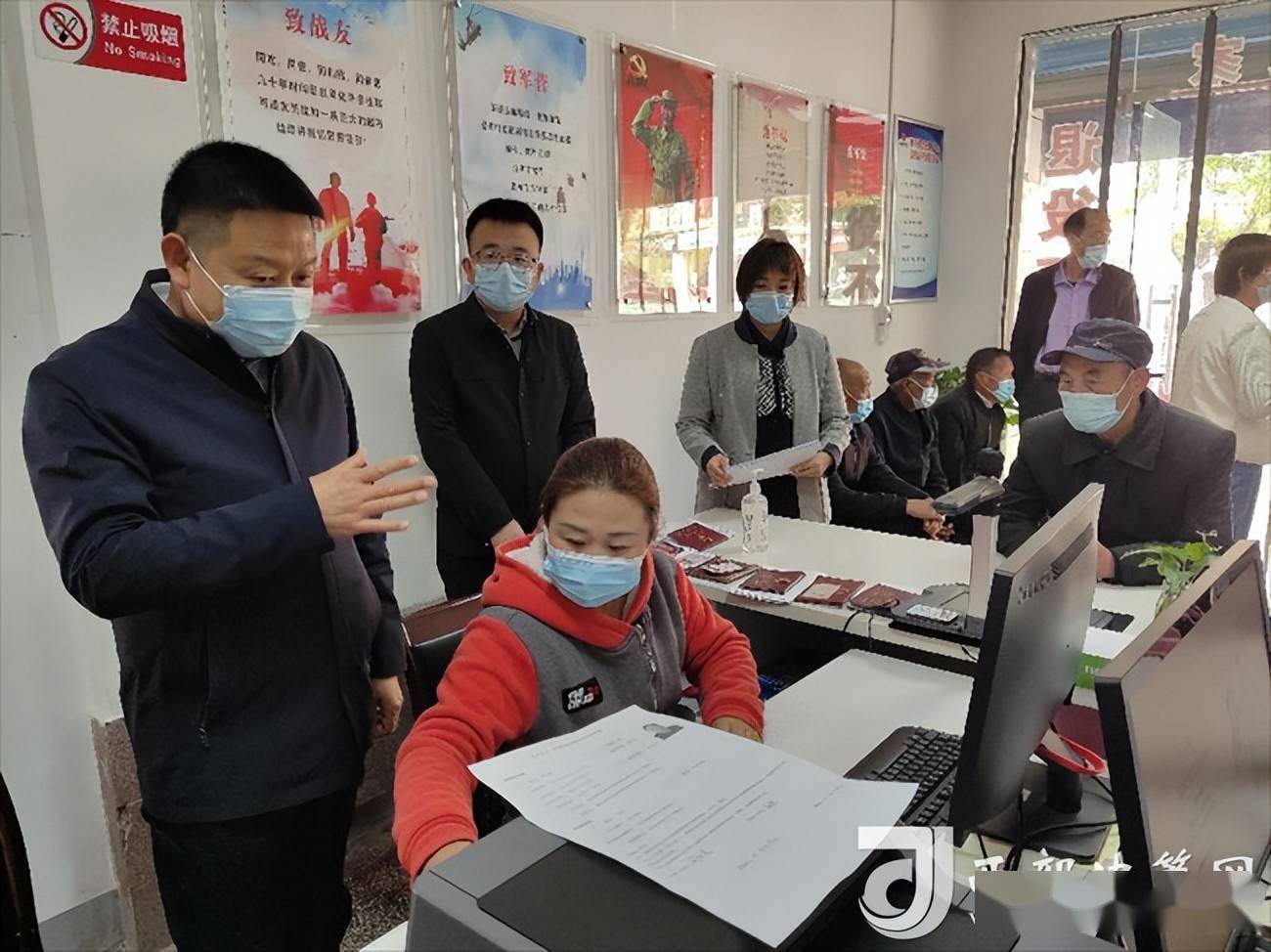 城關鎮鎮黨委副書記,鎮長師引強到鎮退役軍人服務站指導優待證辦理