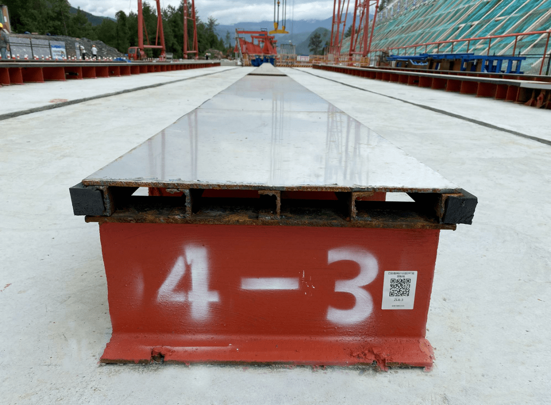 药方:不锈钢复合板底模进场先建台座,着急制梁还得等.