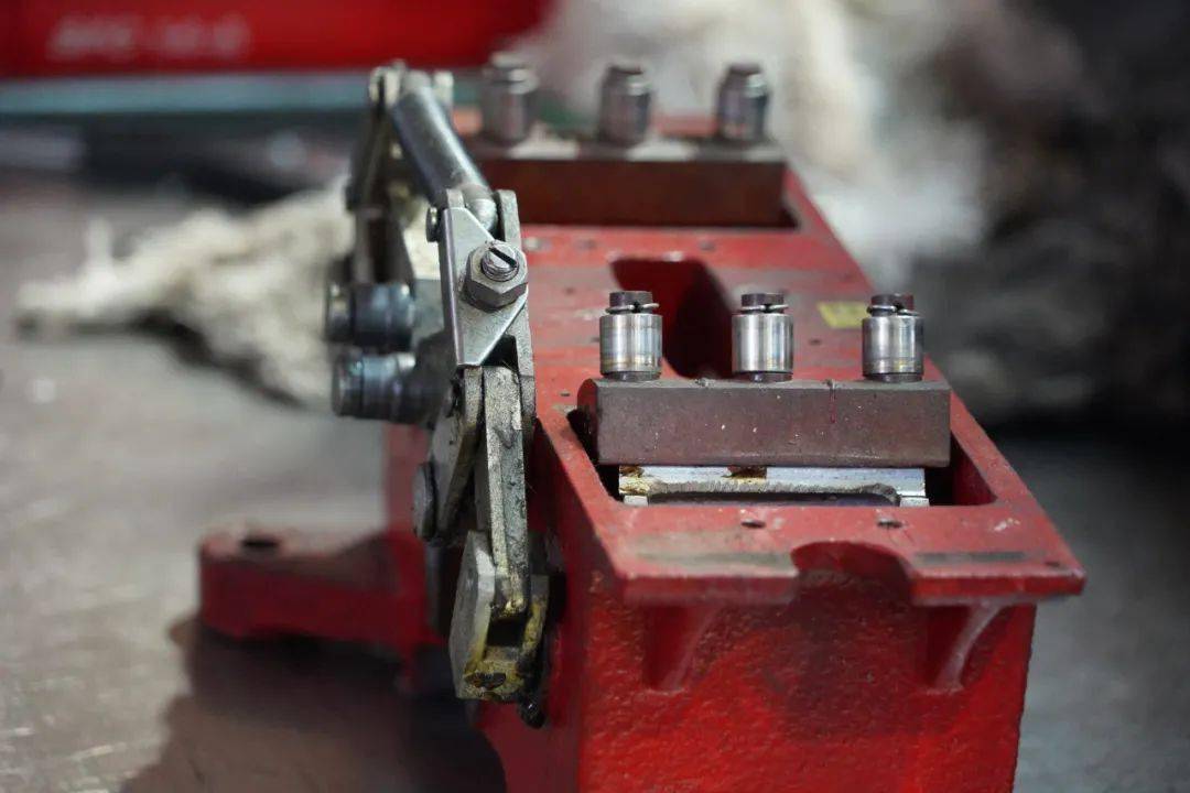 转辙机工区的师傅们对现场接近报废的自动开闭器及速动爪滚轮回收修理