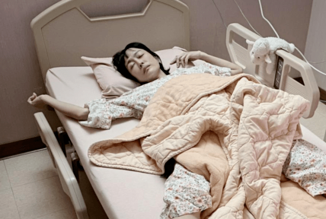 从曝光的照片来看,承受病痛折磨的唐玲身体非常虚弱,躺在病床上感觉都