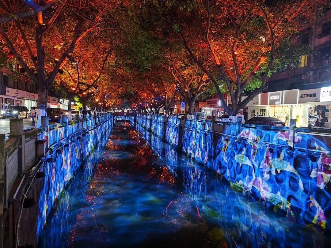 河道两旁呈现出流光溢彩经过近一个多月的亮化工程建造在竹园中路的