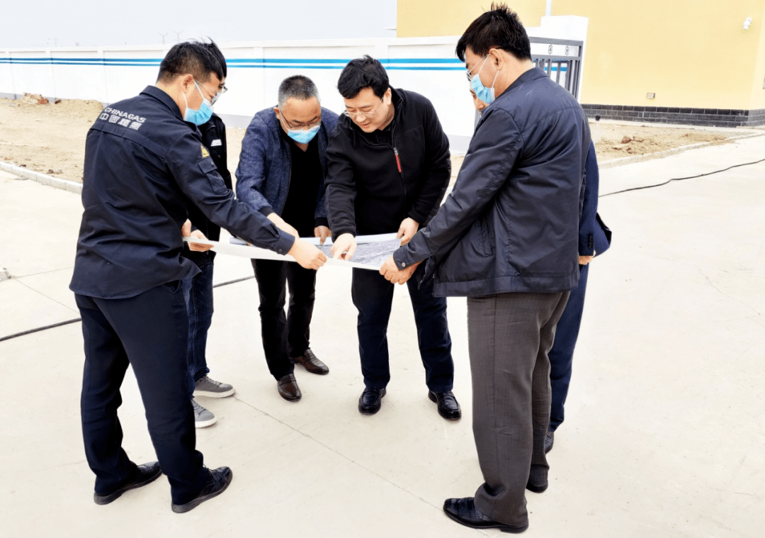 5月5日至12日,钟佳阳主持召开党组理论学习中心组专题研讨会,全体干部