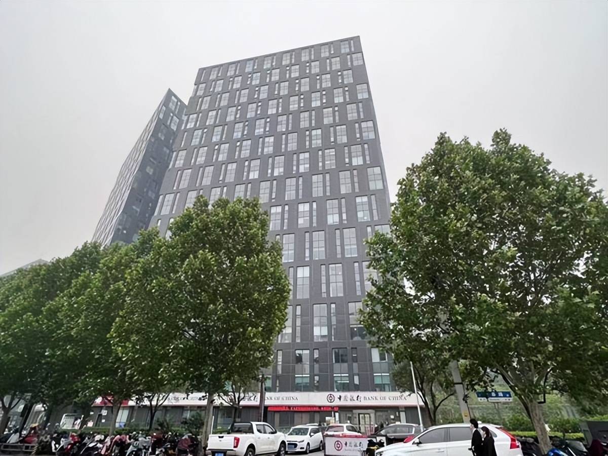 一场大风刮掉了济南舜泰广场8号楼19层窗户的玻璃,碎玻璃呈"冰雹"状从