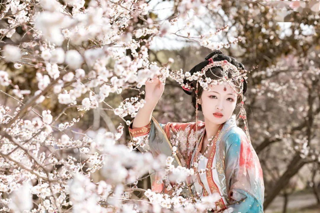 开江南的春天是诗情画意,温柔缱绻……是莺啼婉转,美人顾盼是桃红柳绿