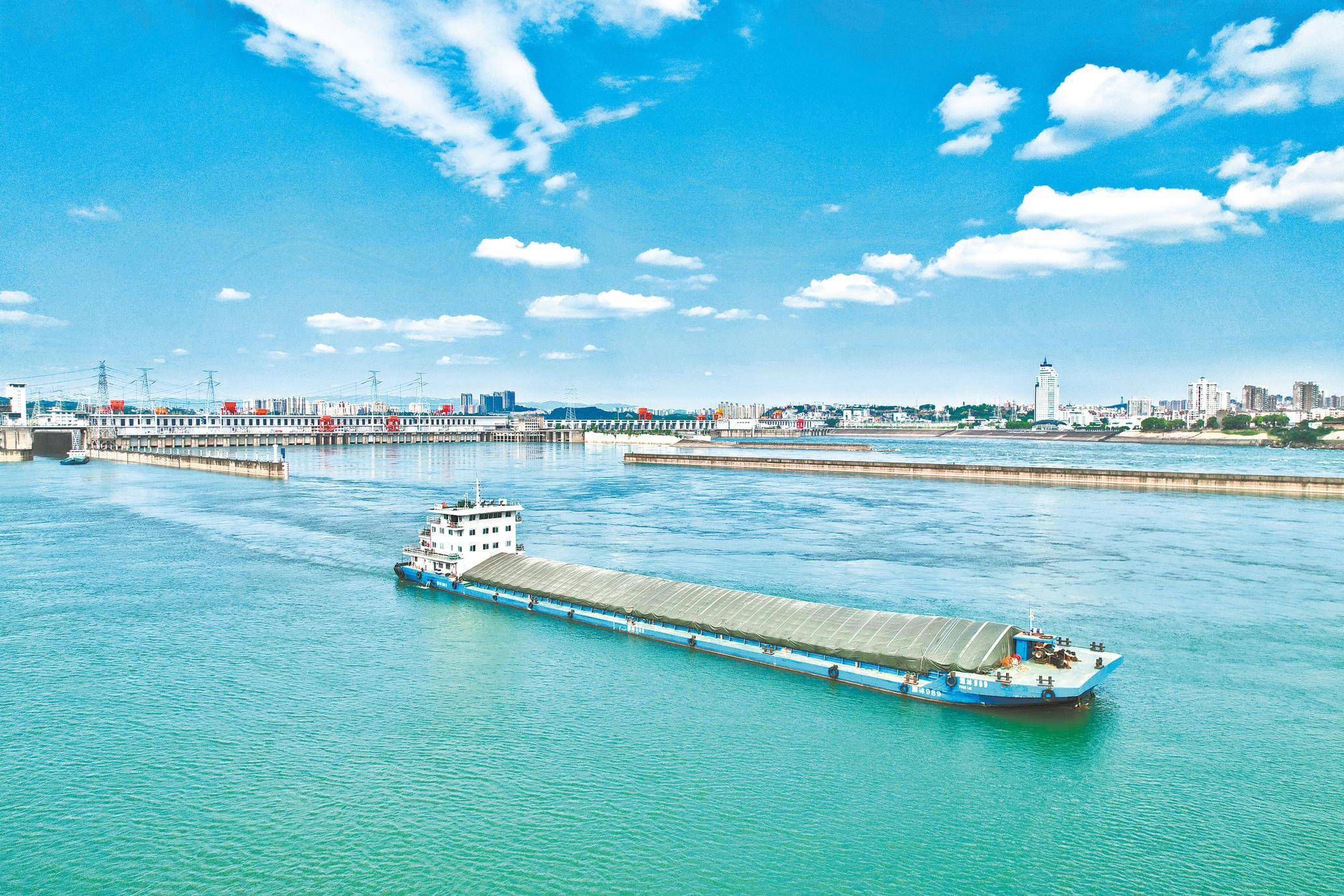 长江宜昌段日均进出港船舶400余艘次