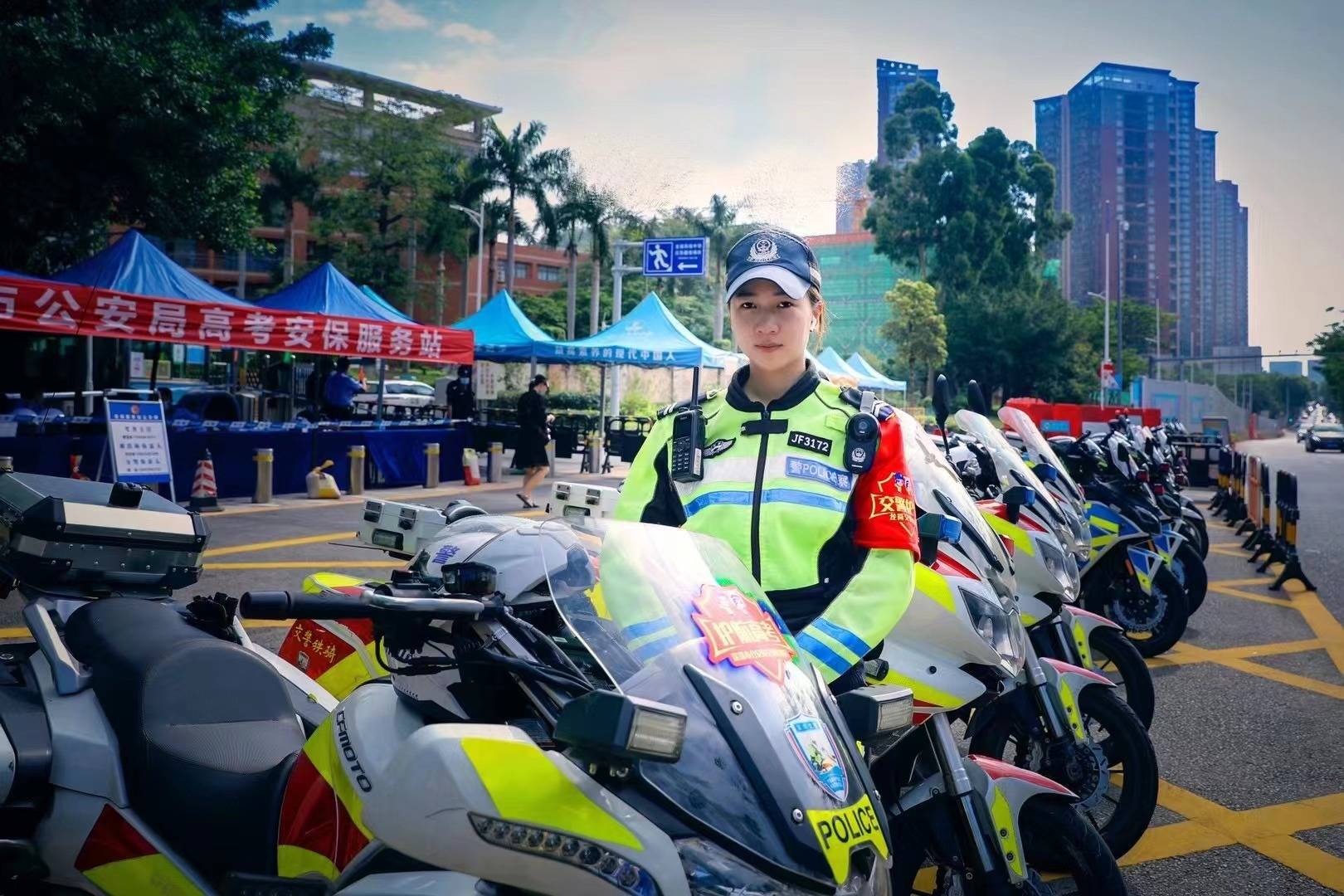 深圳90后女铁骑暴雨中徒手推车施救网友是小女孩也是大力士