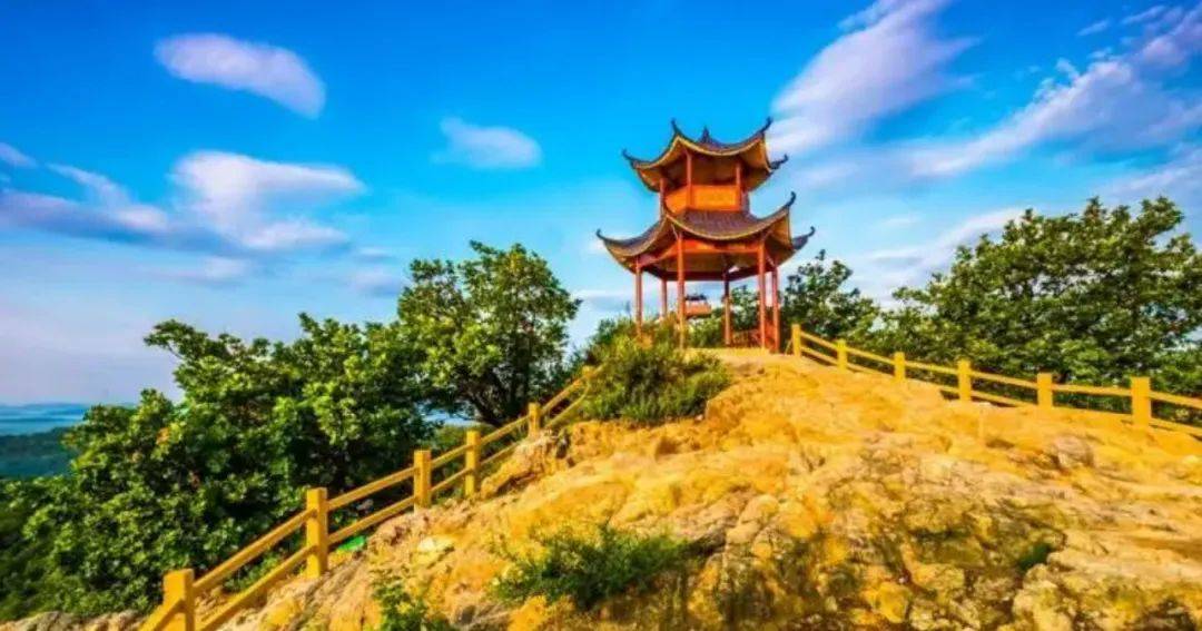 波,银峰插翠,碧波唱晚等十大丽景,还有有宝岛飞虹,湖面飞鱼等四大奇观