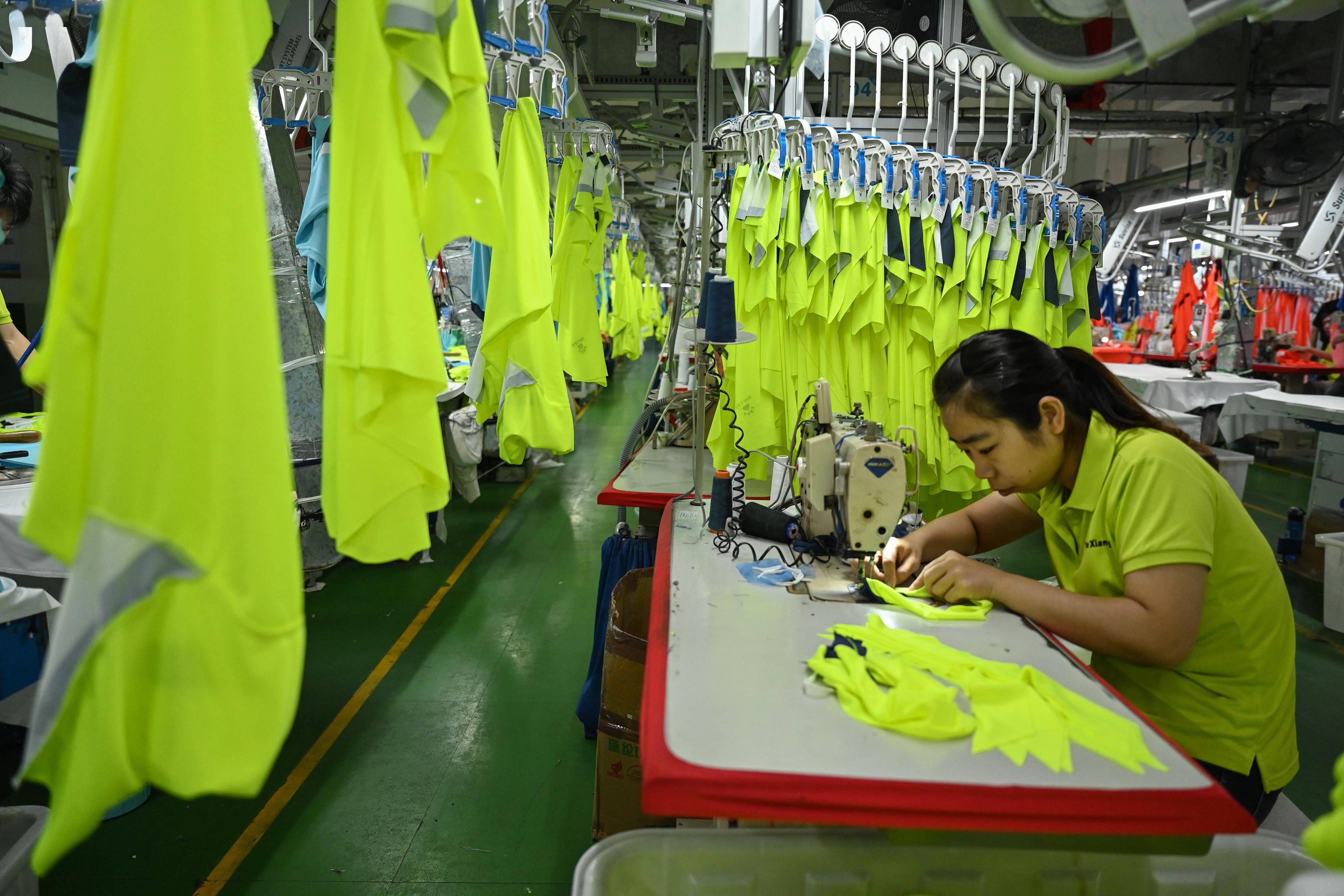 晋江鞋服制造业"动能"拉满5月13日,在福建省晋江市卡尔美运动服装生产