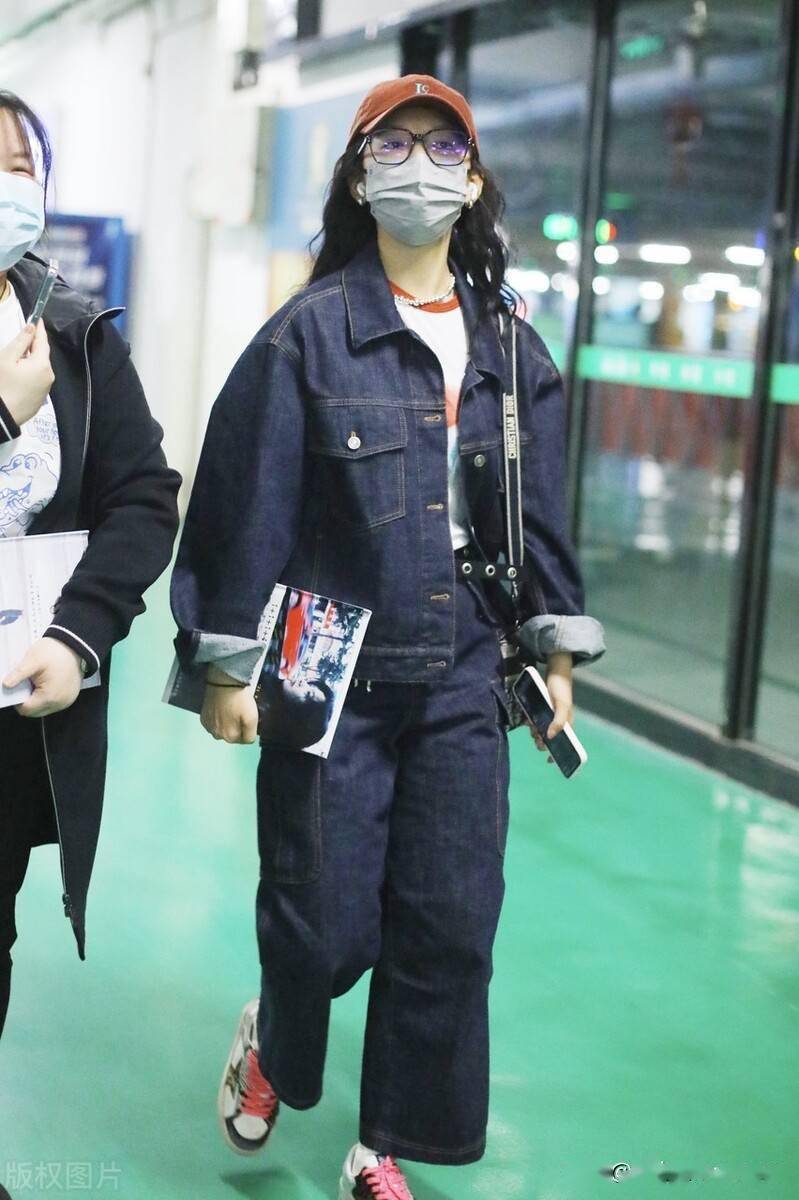 章若楠身穿牛仔套装现身机场戴棒球帽气质好