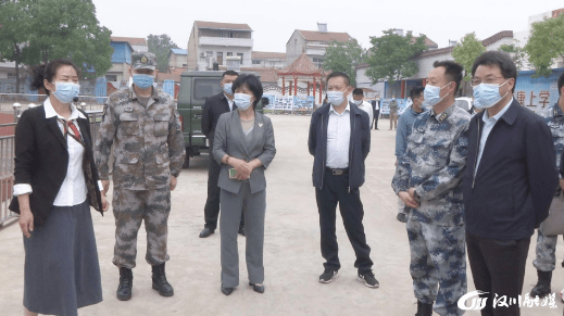 5月13日,某部队政治部组织处处长郑西岐一行,到汉川市刘家隔镇蓝天