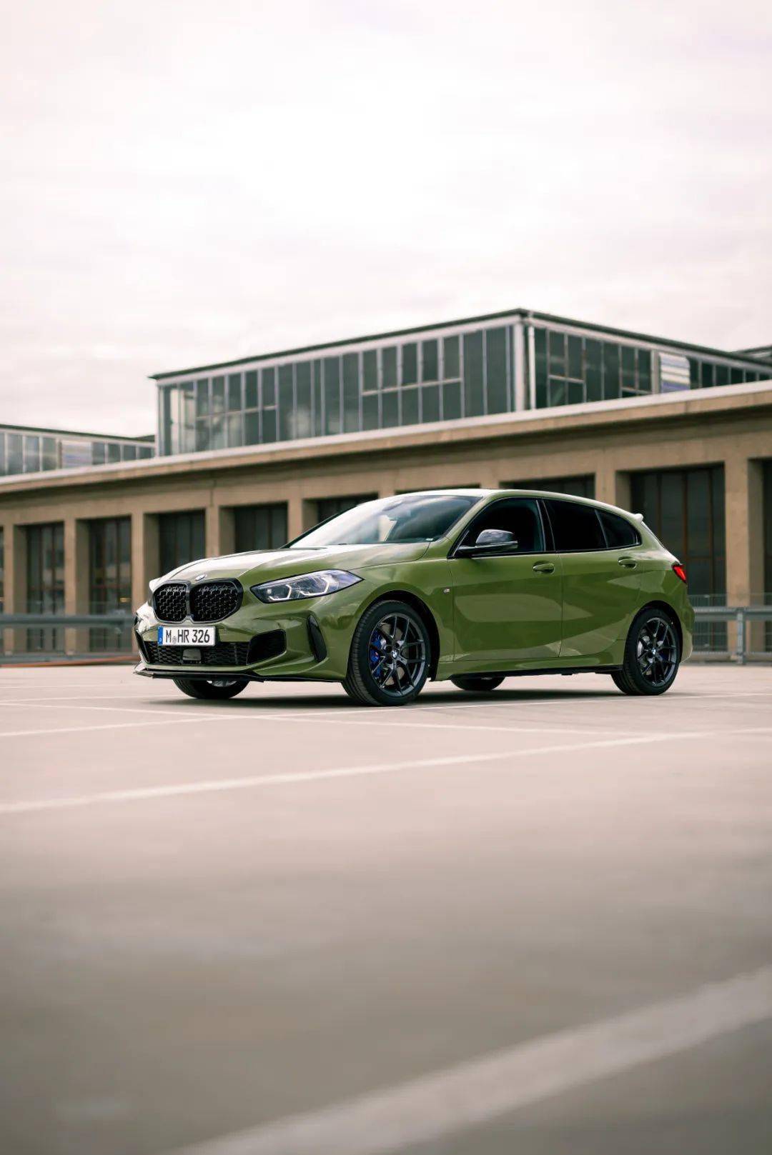 都市绿宝马m135i美图欣赏306匹小钢炮竖屏图