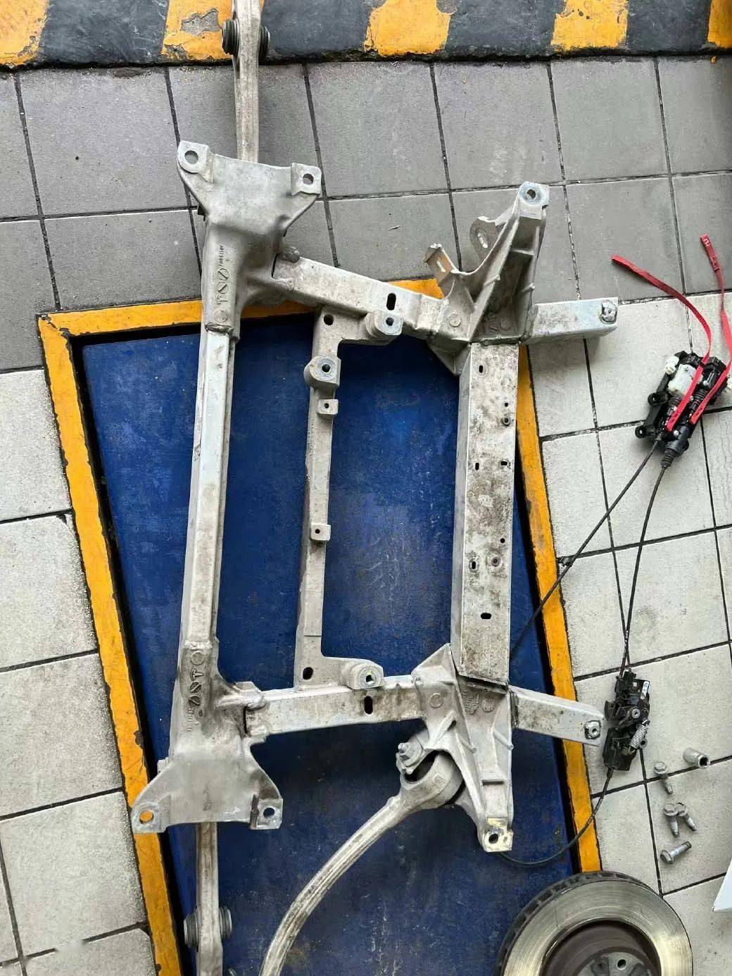 把轮毂开成这样,副车架也断了,不知道这台特斯拉经历了什么……郭大嘴