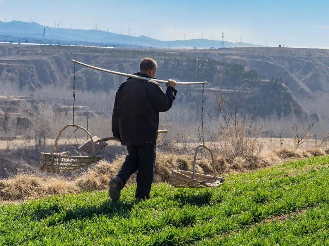 烙满父母劳动印痕的桑木扁担如今再无用处张延伟