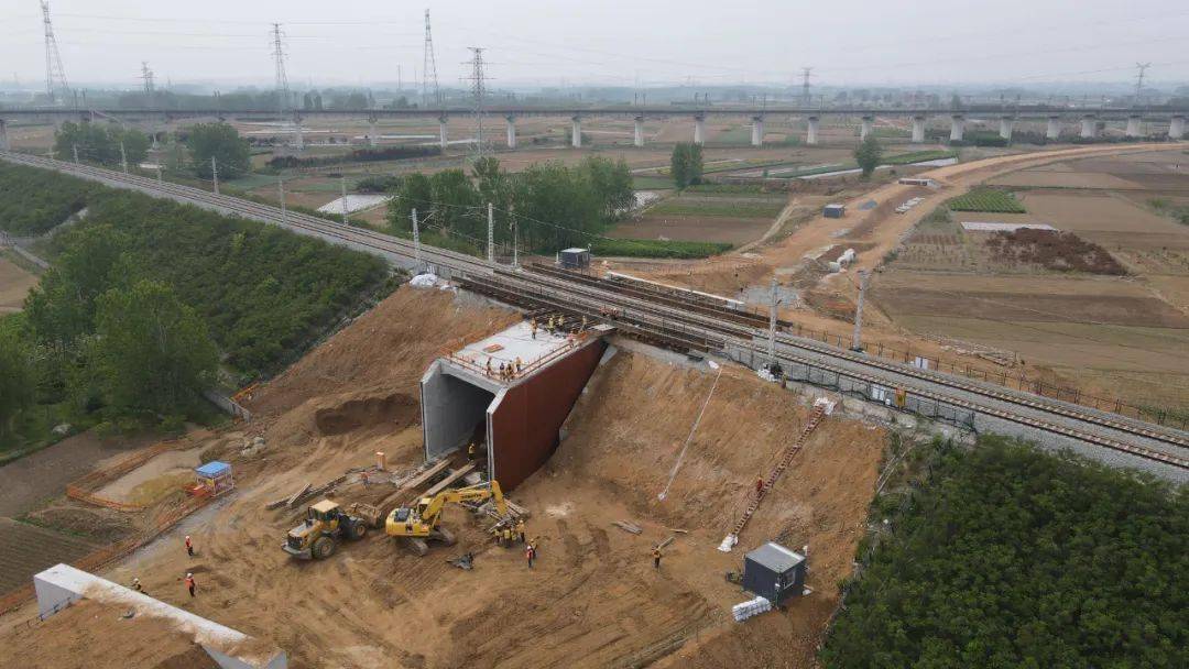 歷時6天零沉降中鐵十四局在萬噸重載鐵路下頂出一條路