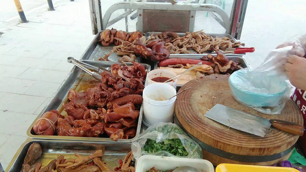 下午摆摊一不小心就亏本,辛亏顾客及时提醒,卖个熟食真不容易_辛亏_顾