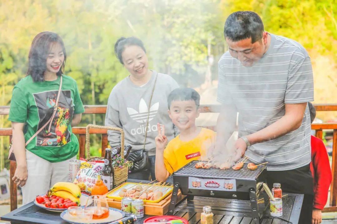 阳光正好你和夏天还差一个户外露营烧烤趴