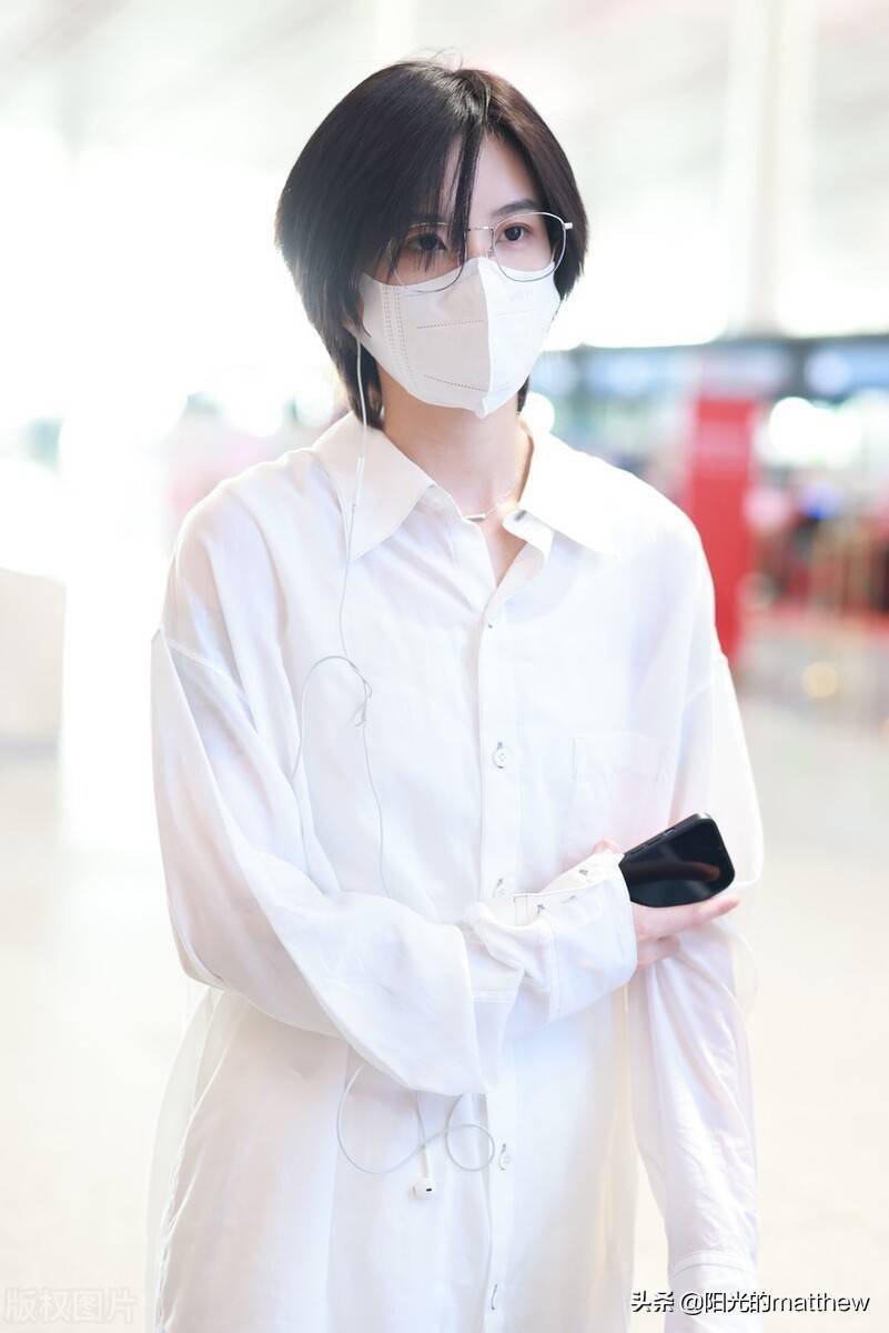 街拍陆柯燃白色连身裤眼镜清爽休闲