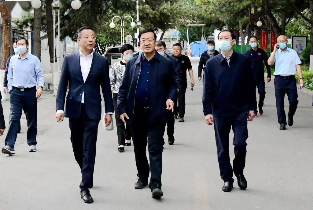 中国铁塔股份有限公司副总经理张权一行来校调研通信基础设施建设情况