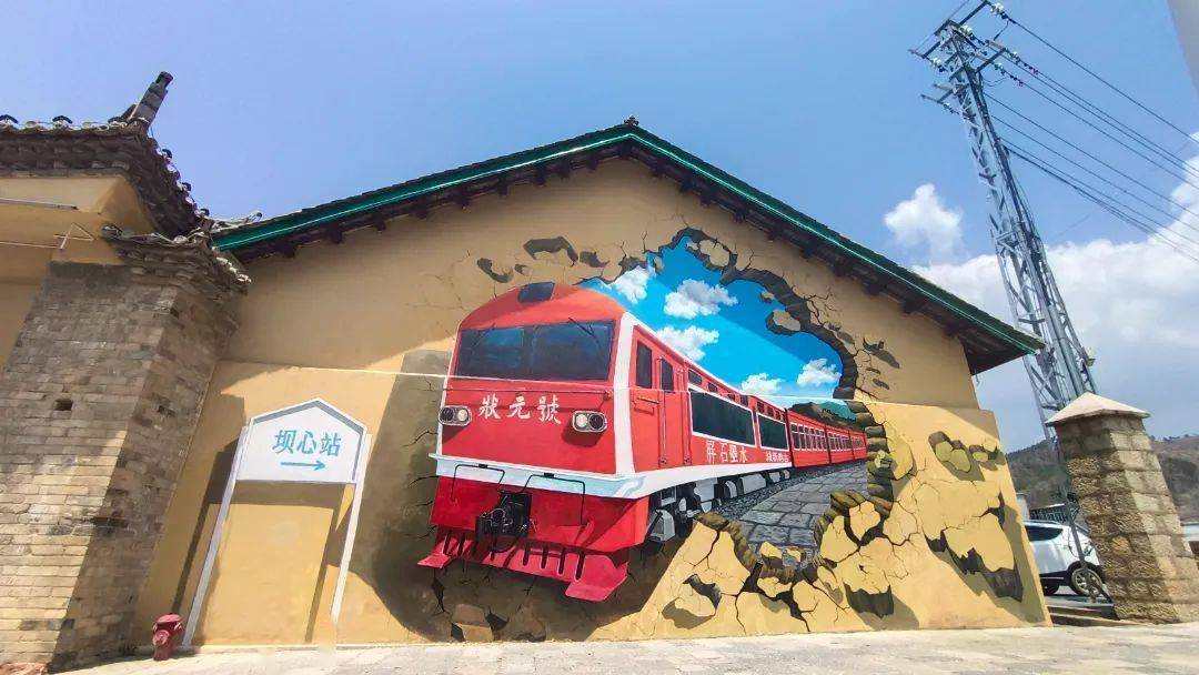在坝心镇桥头村,记者看到法式建筑风格的小火车站,状元号小火车载着