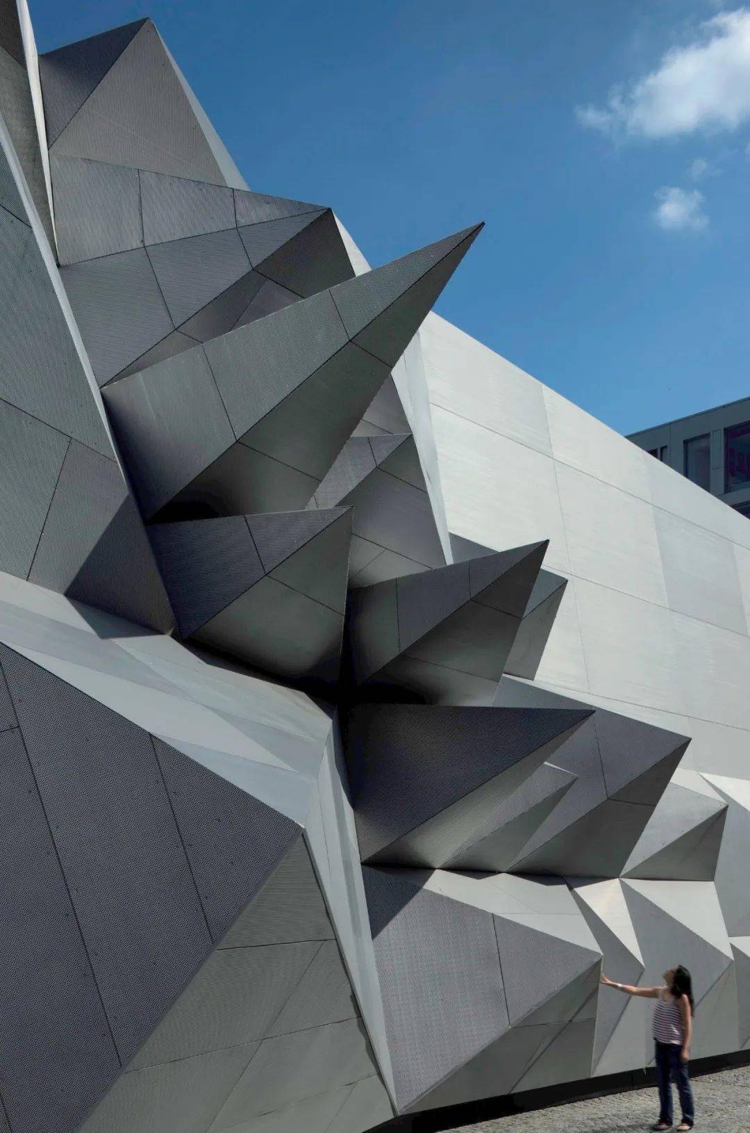 蓝天组作品|音浪太强,这座建筑好"嚣张"—迷你歌剧空间21