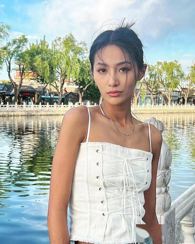 万籽麟穿白色吊带衬健康肤色 直角肩 超模脸超吸睛_写真_高冷_风景