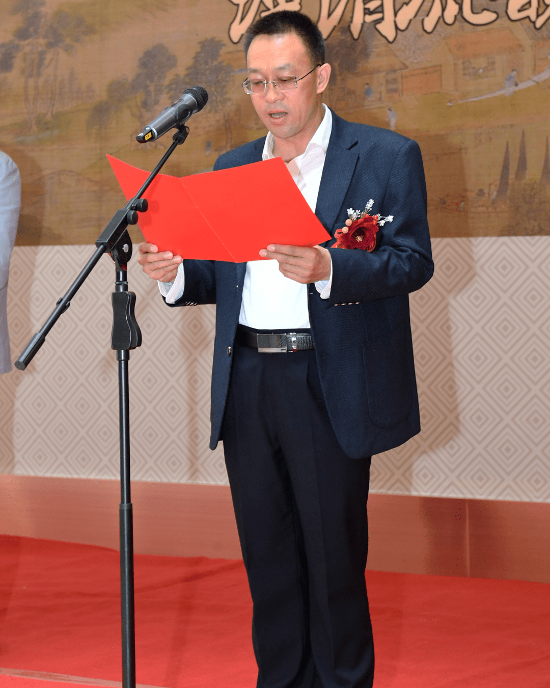 平凉市博物馆副馆长杨拴平介绍展览情况市文旅局文物科科长刘宏伟主持