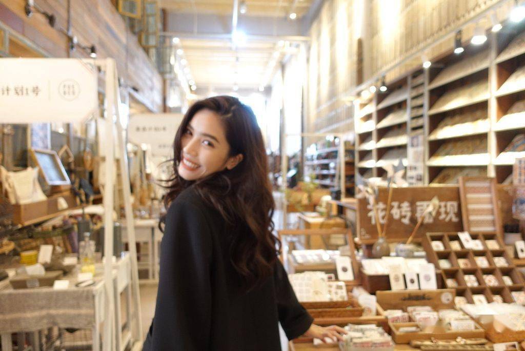 夏若妍晒古董店探店库存美照披白色头纱摩登率性