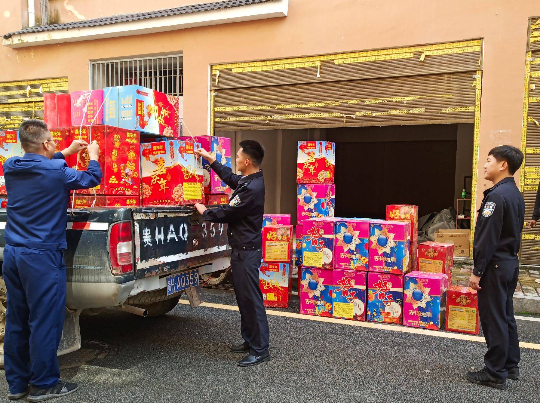 此次行动重点检查各烟花爆竹销售点是否存在非法渠道购买,销售,无证