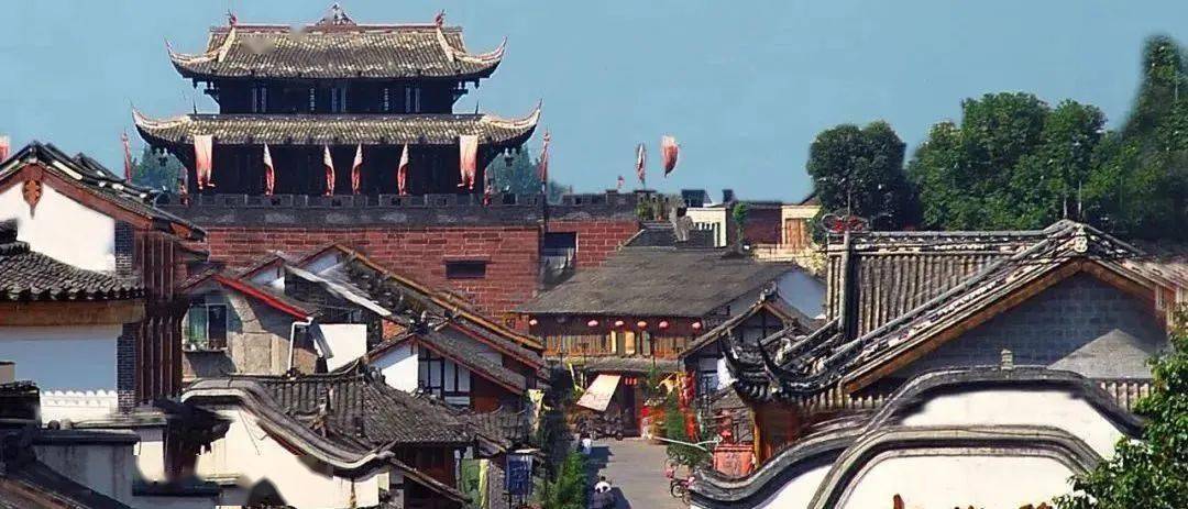 临邛古城把邛酒,邛窑,邛茶等邛崃八大文化元素有机融入商业,旅游,居住