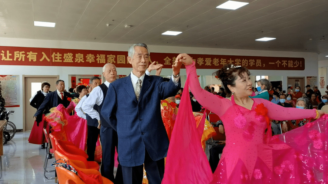 盛泉孝爱老年大学举办"寿星大联欢·蟠桃生日会"_老人_家园_养老