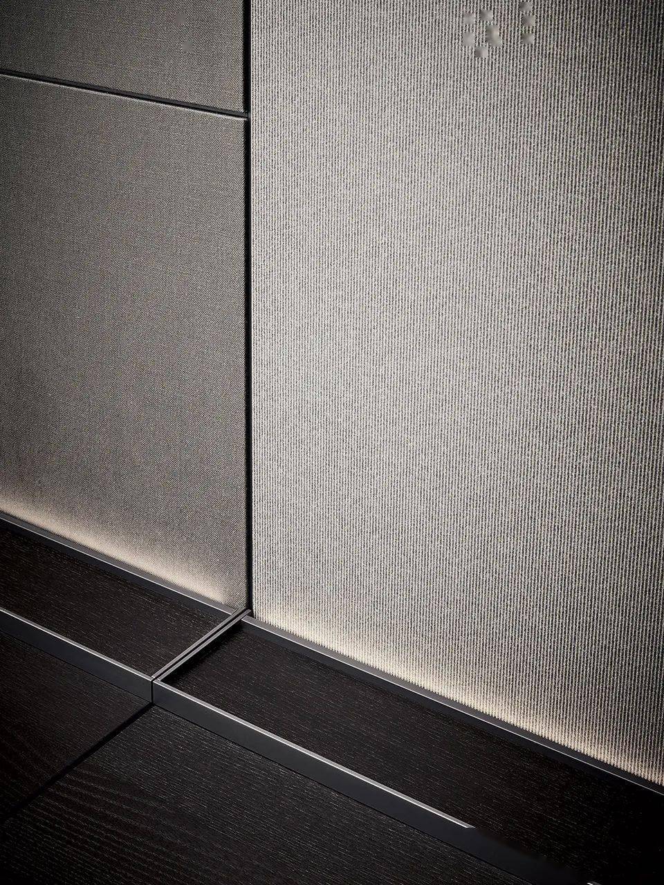 搁板和储物柜搭配翻盖门,黑色和哑光板岩灰榆木.