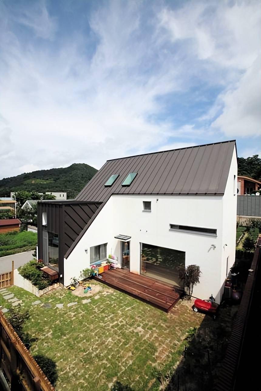 晒晒国外自建房房顶延伸两侧斜墙多个半户外庭院还挡风挡雨