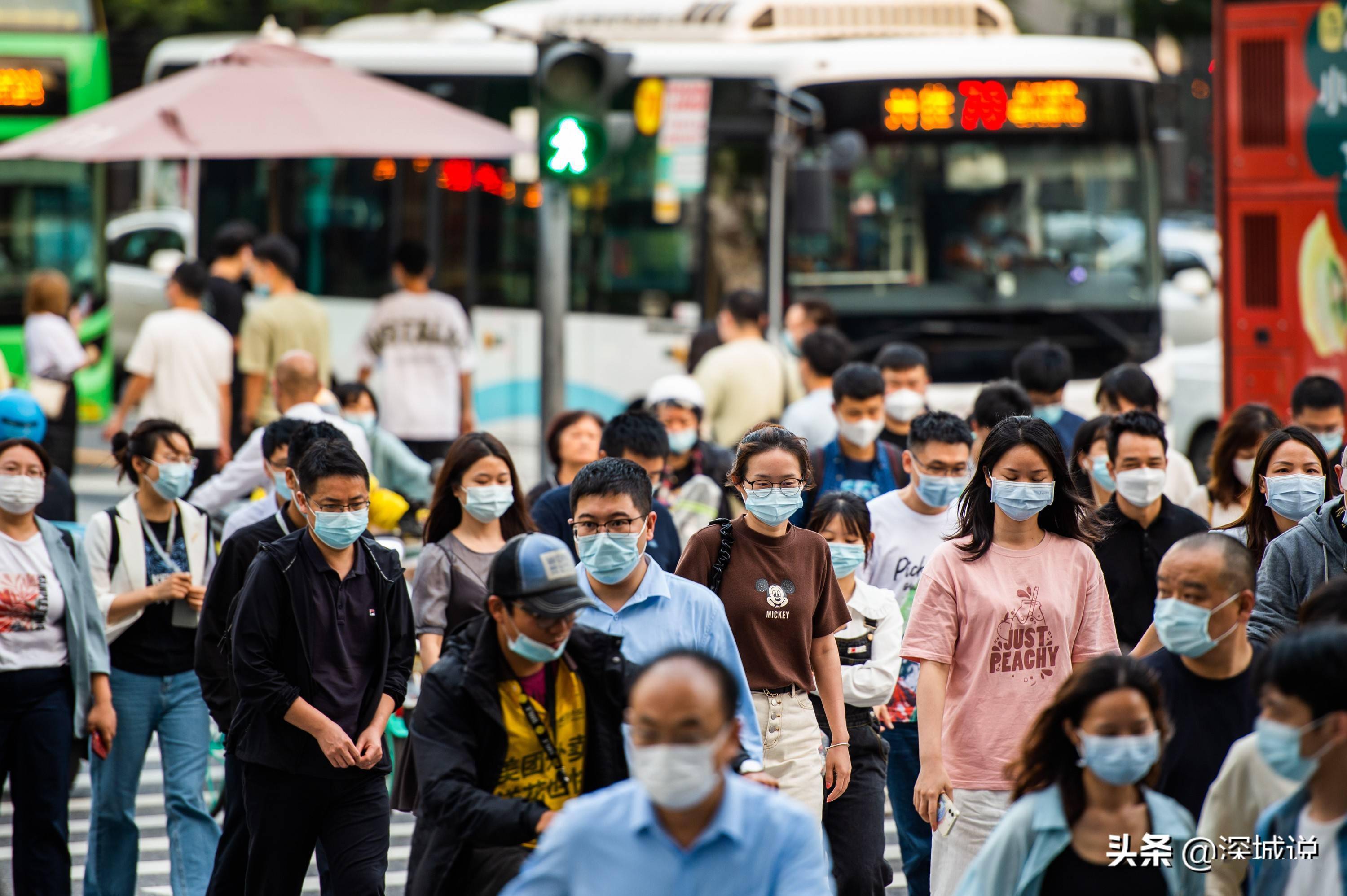 过马路的人潮.步履匆匆的下班人群.从晚高峰感受深圳的城市脉搏.