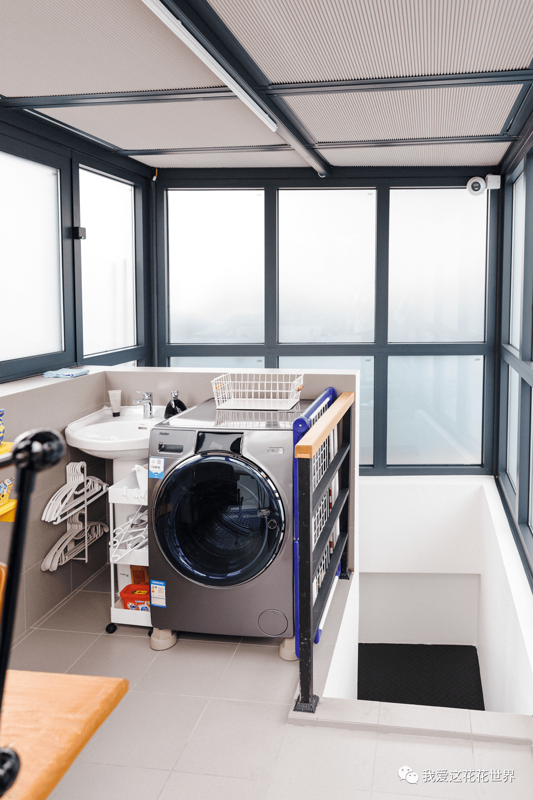 楼顶一房两用,是洗衣房,也是工具间.从过道上去就是天台.