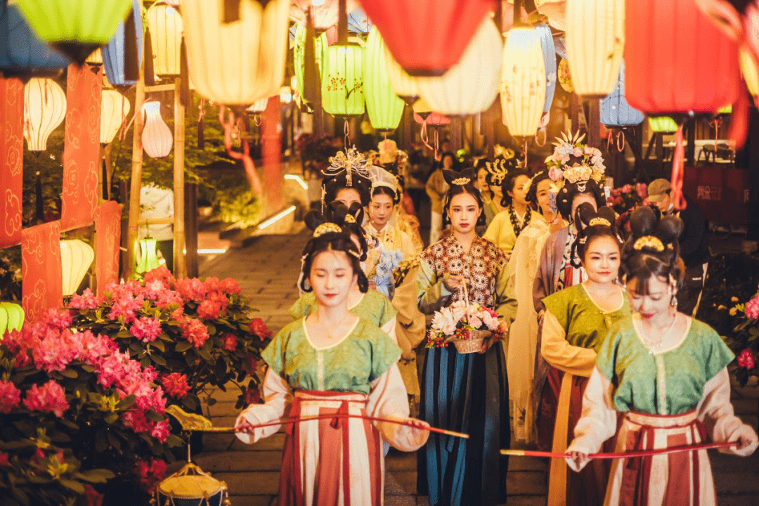 19:00-21:005月21日花朝百花秀一起期待.摘下花神桂冠?