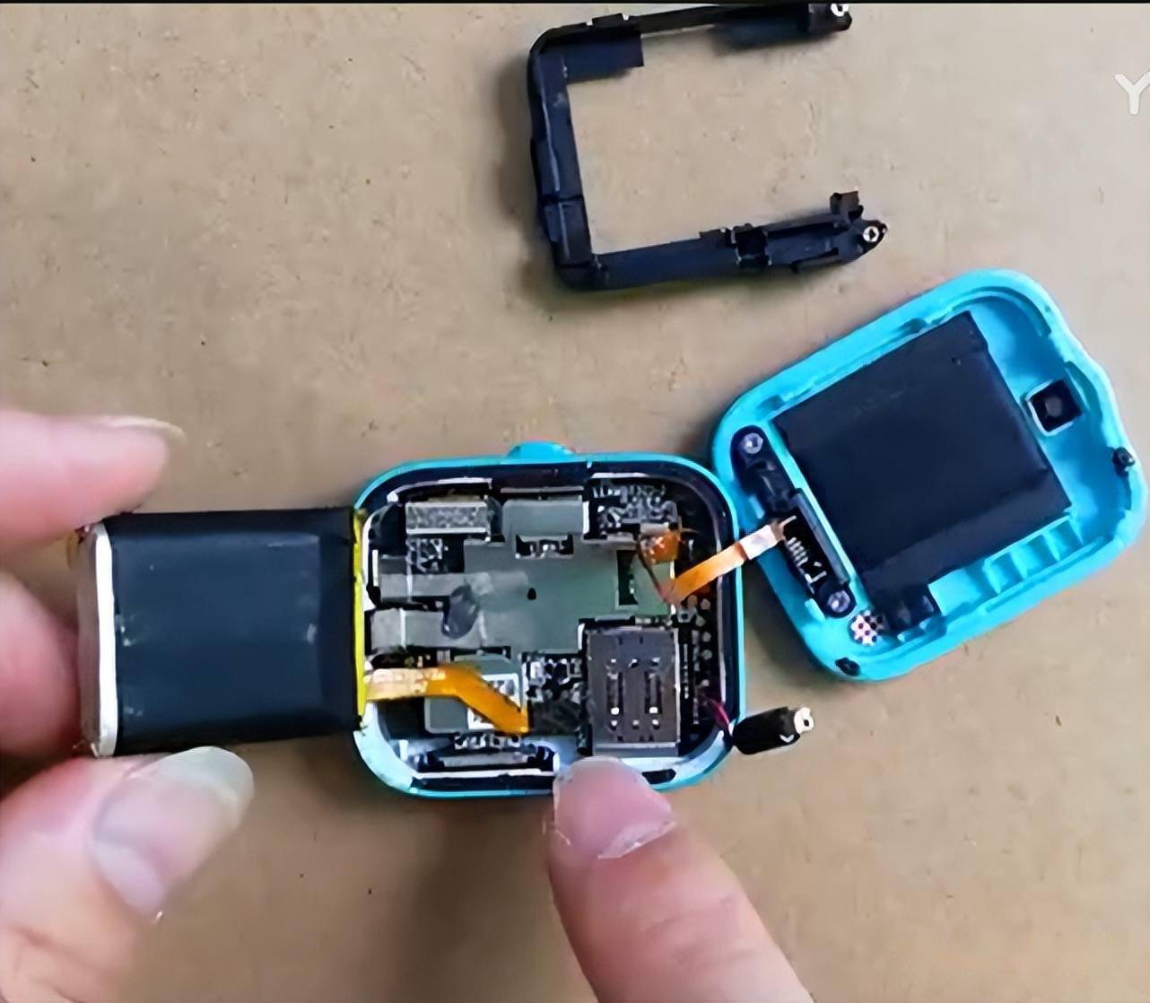 更换米兔3电话手表电池教程_部件_拆解_刀片