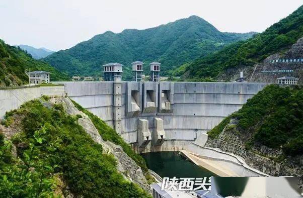 陕西头条丨黄金峡水利枢纽争取汛期来临前坝段表孔完成混凝土浇筑